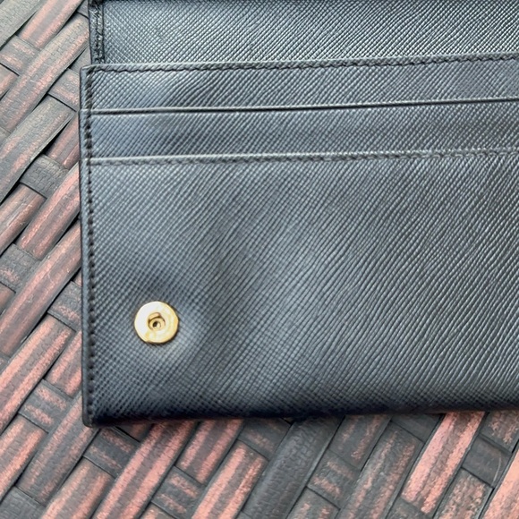 100% authentic Large Saffiano Leather Wallet excellent condition,barely used. - Picture 3 of 4